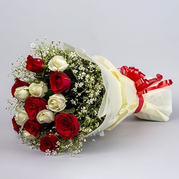 Lovers Special Red & White Roses Bunch
