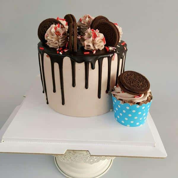 Designer Oero Cake with Cupcakes