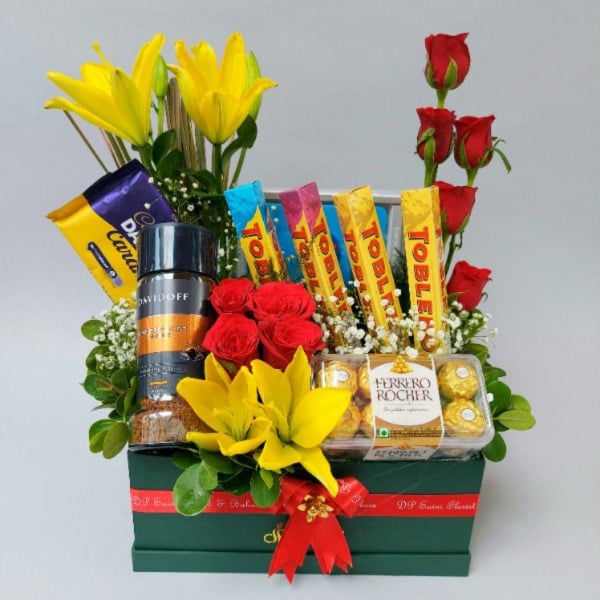 Exclusive Hamper with Fresh Flowers